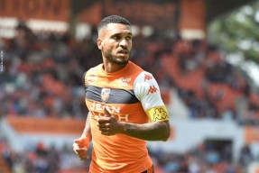 武汉三镇训练开放日，转会期远射贴柱引欢呼，法甲在即，训练强度明显提升