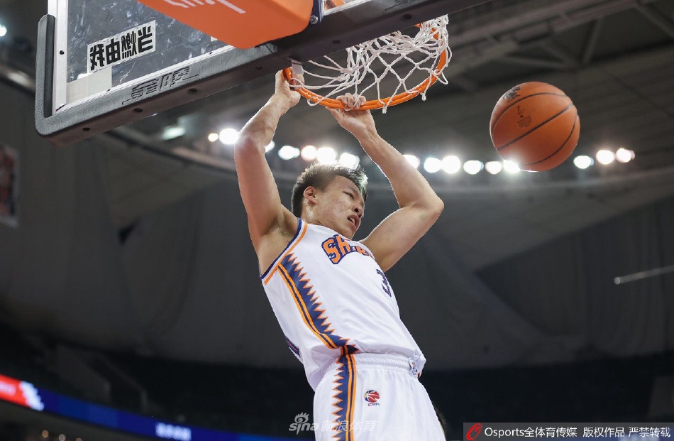 法甲国际比赛日走向成谜，山东男篮止住颓势，气氛紧张，团队化学反应显著