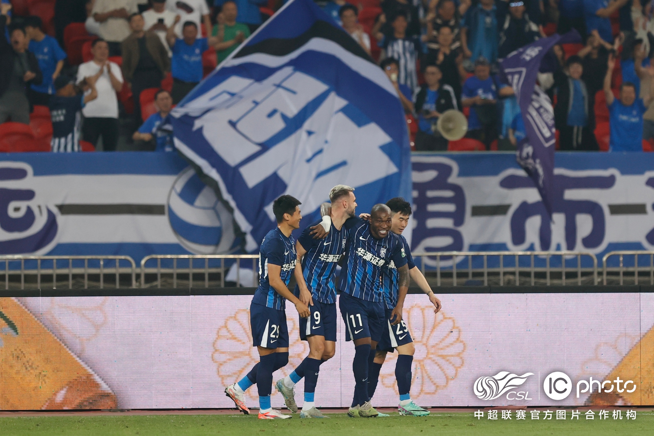 武汉三镇训练开放日，转会期远射贴柱引欢呼，法甲在即，训练强度明显提升